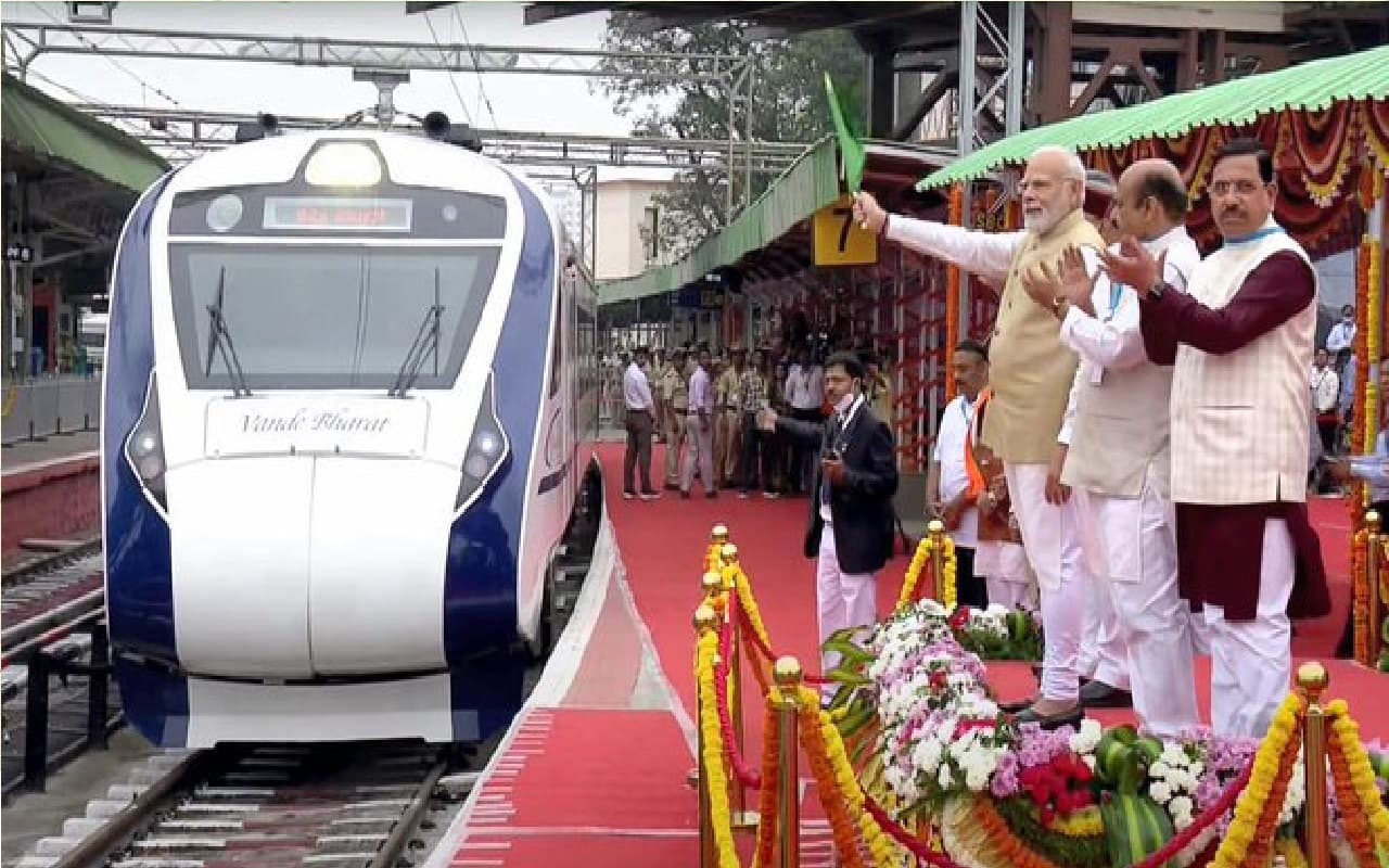 Vande Bharat Train: वंदे भारत से लोकल ट्रेन के यात्रियों को हो रही परेशानी! स्टेशन पर करना पड़ रहा इंतजार Vande Bharat Train: वंदे भारत से लोकल ट्रेन के यात्रियों को हो रही परेशानी! स्टेशन पर करना पड़ रहा इंतजार
