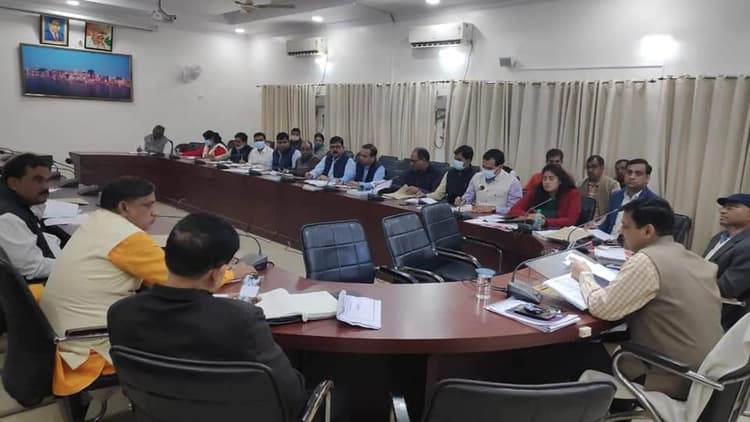 UP Election 2022: 100 साल से ऊपर वाले 401 मतदाता किसे देंगे वोट? वाराणसी की वोटर लिस्ट कह रही बहुत कुछ