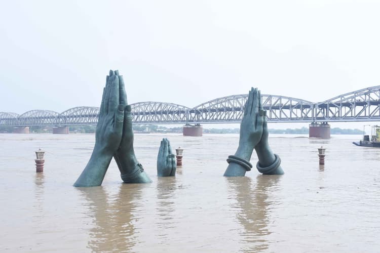 Varanasi Flood: काशी विश्वनाथ कॉरिडोर में घुसा बाढ़ का पानी, लोगों ने छोड़े घर, गलियों में चल रहीं नाव