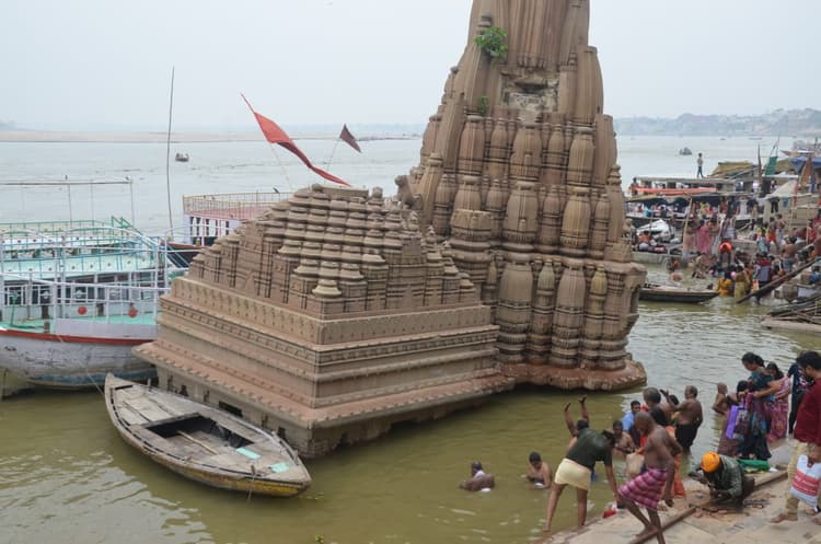 वाराणसी में तेजी से बढ़ता जा रहा गंगा नदी का जलस्तर, 24 घंटे में डूब सकते हैं घाट, तस्वीरें देख सहमी काशी