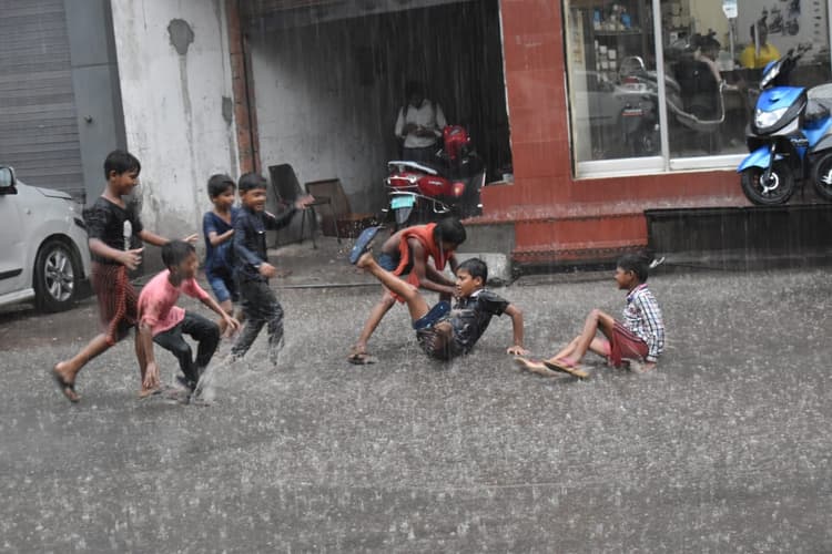 वाराणसी में बारिश की फुहार से बदल गया माहौल, तपती गर्मी से मिली राहत तो तस्वीरों में झलकी खुशी