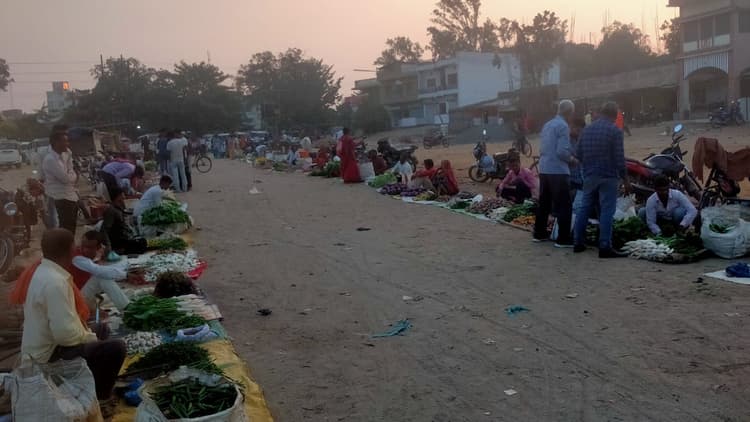 गढ़वा के गोविंद +2 स्कूल के खेल मैदान में लग रहा बाजार, वाहनों की हो रही पार्किंग, खिलाड़ी कहां करे प्रैक्टिस