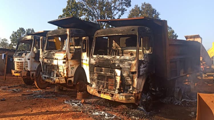 Jharkhand Naxalites News: गुमला के बिशुनपुर कुजाम माइंस में नक्सलियों का हमला, दर्जनों गाड़ियों को जलाया