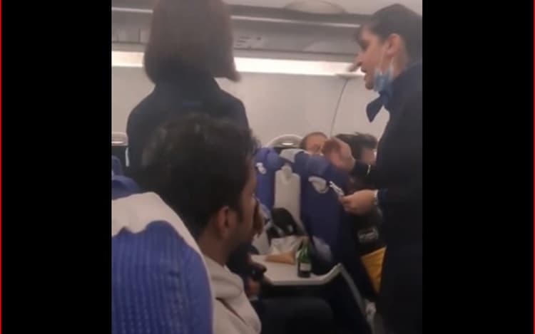 इंडिगो स्टाफ ने फ्लाइट में यात्री से कहा Shut up! I'm not your servant, देखें Viral Video