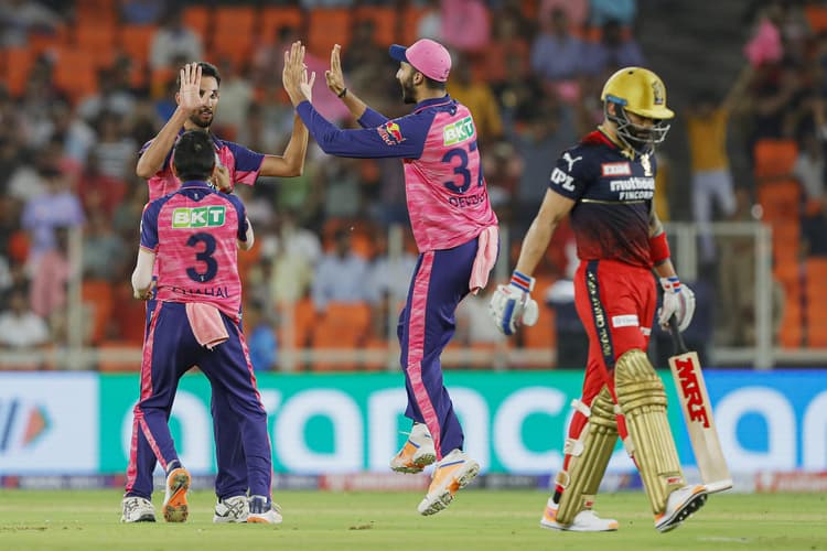 GT vs RCB IPL 2022 : गुजरात टाइटंस को हराकर आरसीबी प्लेऑफ की दहलीज पर, दिल्ली के हाथों भाग्य का फैसला