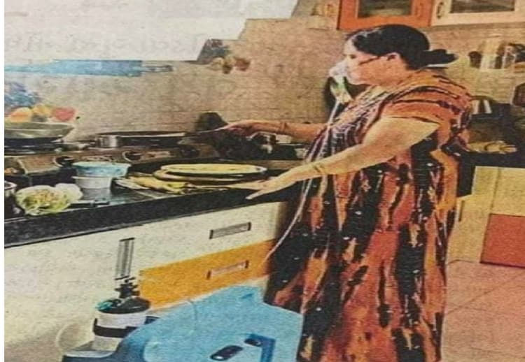 ऑक्सीजन सपोर्ट पर खाना बना रही कोरोना पॉजिटिव महिला को देखकर भावुक हुए सहवाग, मदद के लिए बढ़ाया हाथ