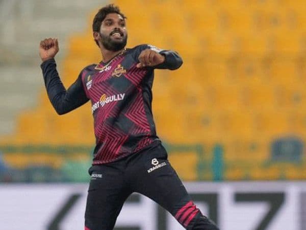 T10 League: इस श्रीलंकाई गेंदबाज को नहीं रोक पा रही दुनिया, ताश के पत्तों की तरह बल्लेबाजों को बिखेरा