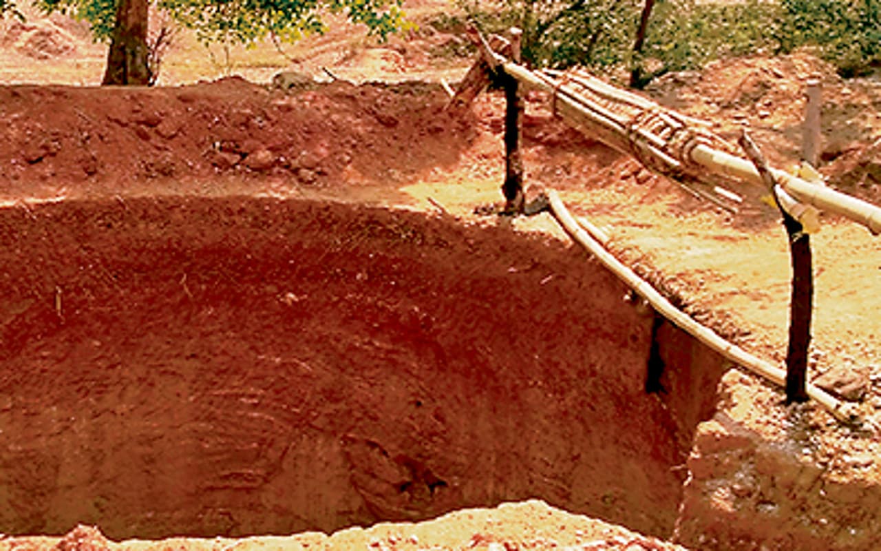 झारखंड : मनरेगा में गड़बड़ी मामले में देवघर के करौं बीडीओ समेत इंजीनियर पर गिरी गाज, डीडीसी ने किया शो-कॉज