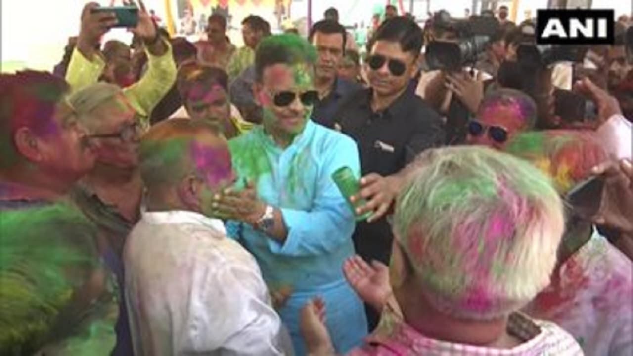 ममता सरकार में मंत्री फिरहाद हकीम ने मनाई Holi, बोले- मैं ‘होली’ और ‘शब-ए-बरात’ दोनों त्योहार मनाऊंगा ममता सरकार में मंत्री फिरहाद हकीम ने मनाई Holi, बोले- मैं ‘होली’ और ‘शब-ए-बरात’ दोनों त्योहार मनाऊंगा