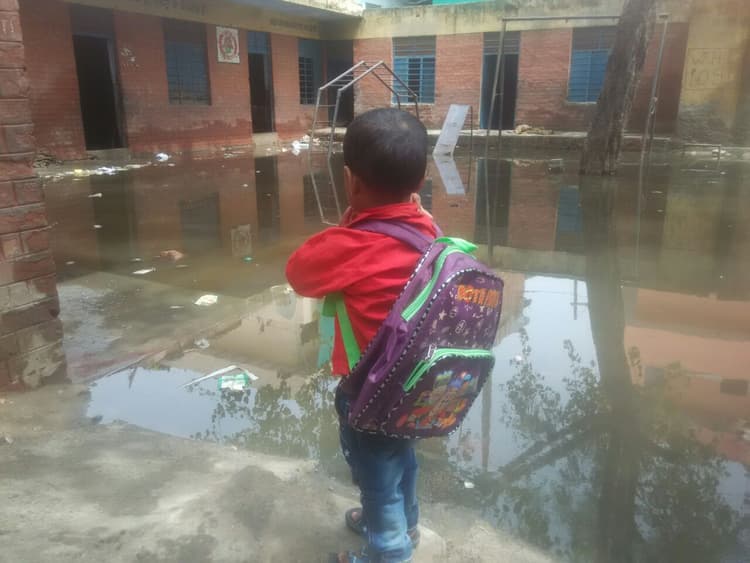 बिहार के इस जिले में बाढ़ में डूब गये एक हजार स्कूल घिरे, बेंच-डेस्क हो रहे खराब