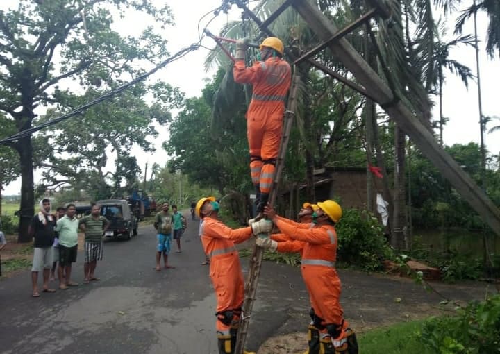 बंगाल के छह जिलों में चक्रवात 'अम्फान' ने मचायी भारी तबाही, ममता ने मांगी केंद्र से मदद