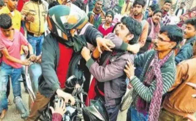 निगम के सफाईकर्मी का शव सड़क पर रखकर किया जाम, राहगीरों से की मारपीट