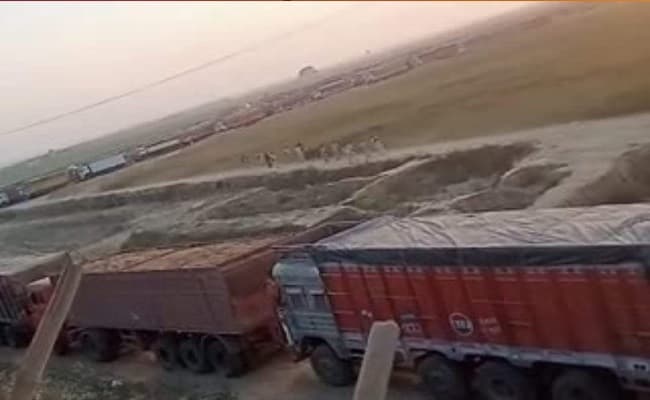 BREAKING: छपरा में बालू माफिया और पुलिस में हिंसक झड़प, ट्रक के खलासी की गोली लगने से मौत, आरा-छपरा मार्ग पर हंगामा