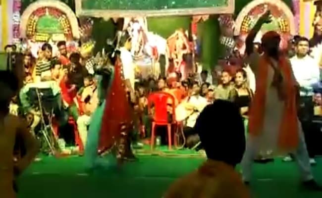 Viral Video: नइकी बहुरिया नाचे हई ललकि चुनरिया ओढ़ के..., JDU विधायक ने मंच पर फिर लगाये नर्तकियों संग ठुमके, लुटाये नोट, देखें VIDEO