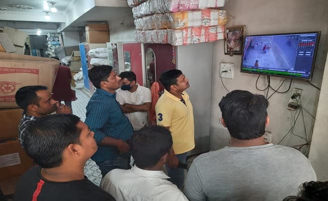 बिहार: समस्तीपुर में बेखौफ बदमाशों ने व्यवसायी से की लाखों की लूट, CCTV फुटेज के सहारे अपराधियों को दबोचने में जुटी पुलिस