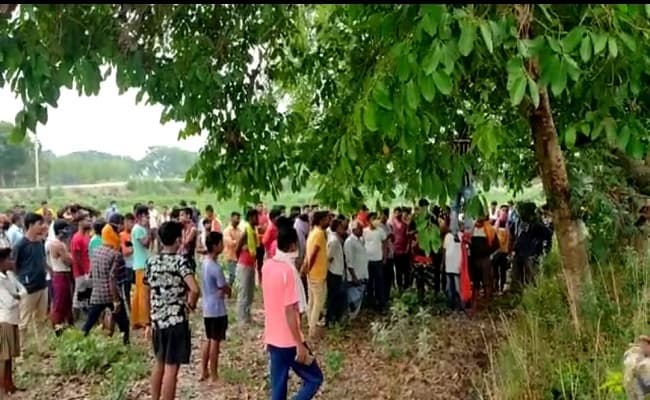 नीम के पेड़ से लटका मिला युवक का शव, दो दिनों के अंदर तीसरी हत्या से इलाके में मची सनसनी