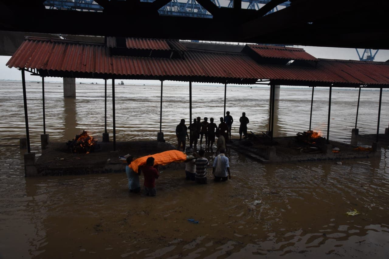 पटना में श्मशान घाट तक पहुंची गंगा, दियारा क्षेत्र के कई गांव डूबे