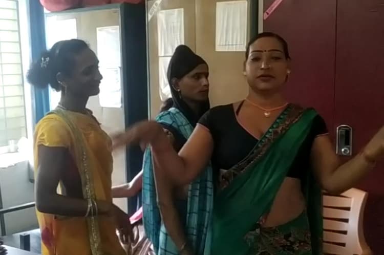 अंचलकार्यालय में किन्नरों ने किया हंगामा, जानिए फिर क्या हुआ