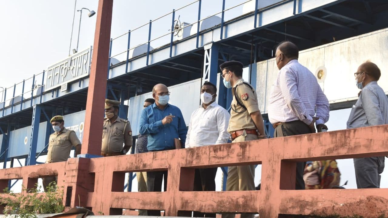 Bareilly News: कमिश्नर-डीएम ने बाढ़ प्रभावित इलाकों का लिया जायजा, पीड़ितों को पहुंचाई मदद