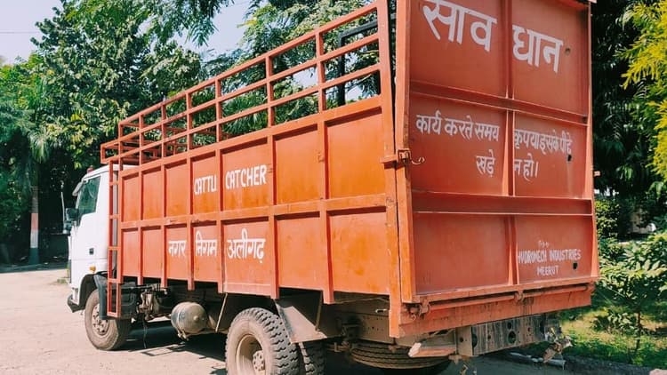 Exclusive: अलीगढ़ में बिना नंबर प्लेट सड़क पर दौड़ रहे नगर निगम के वाहन, ट्रैफिक सिग्नल को दिखा रहे ठेंगा