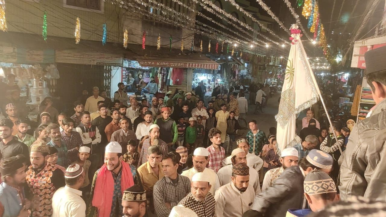 बरेली में शान से निकला जुलूस-ए-गौसिया, डीजे के साथ आई अंजुमन को शामिल होने से रोका