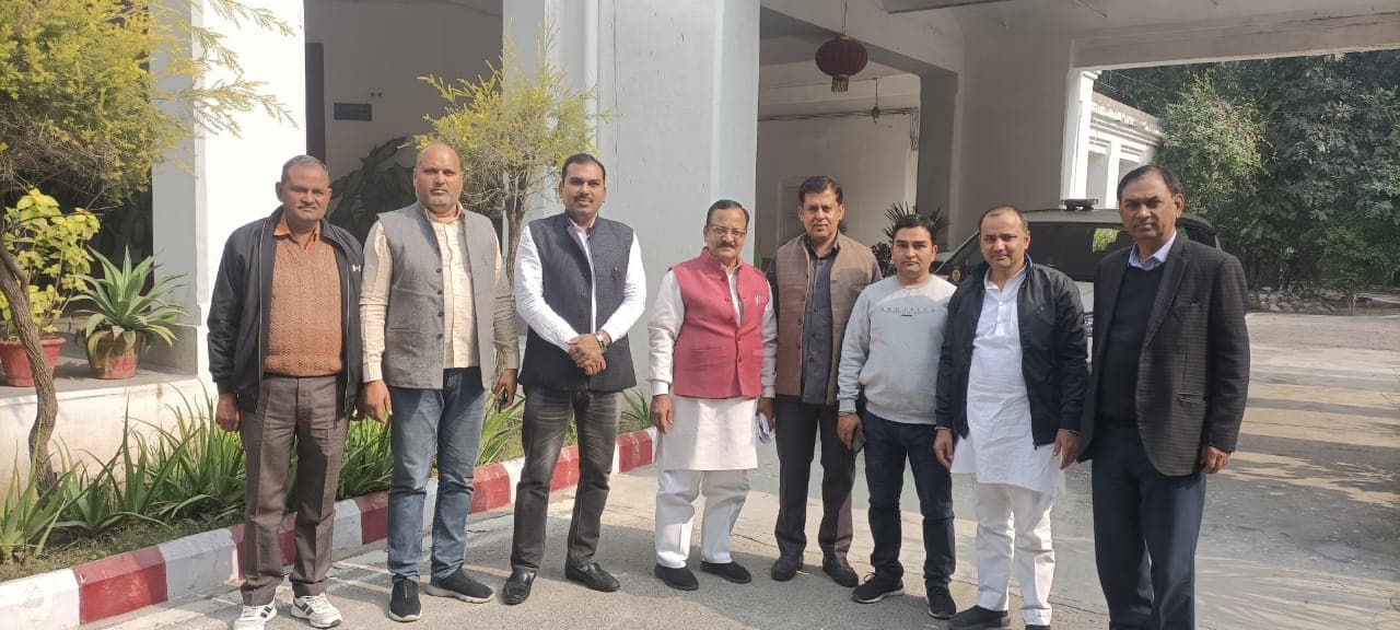 Bareilly News: बीडीए वीसी समस्या का समाधान करना तो दूर, ठीक से बात भी नहीं सुनते, कमिश्नर से बोले सपाई