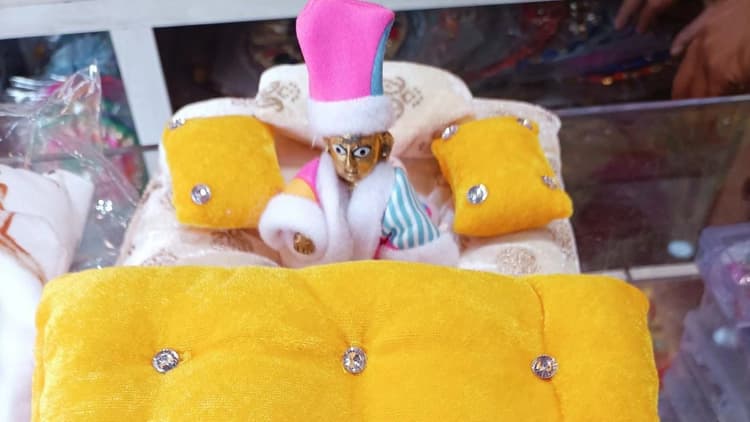 Varanasi News: भगवान को भी लगने लगी ठंड, गर्म और ऊनी कपड़े खरीद रहे श्रद्धालु