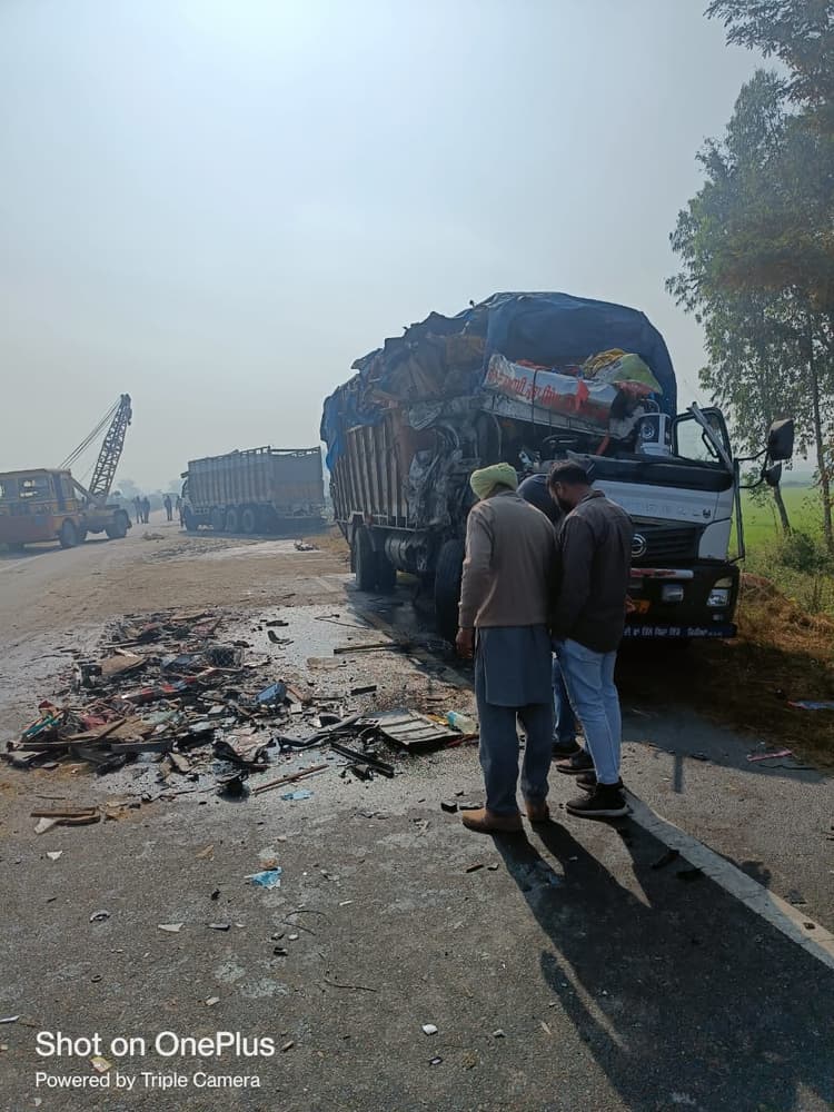 Pilibhit News: कोहरे में भिड़े दो ट्रक, चालक की मौत, तीन की हालत गंभीर