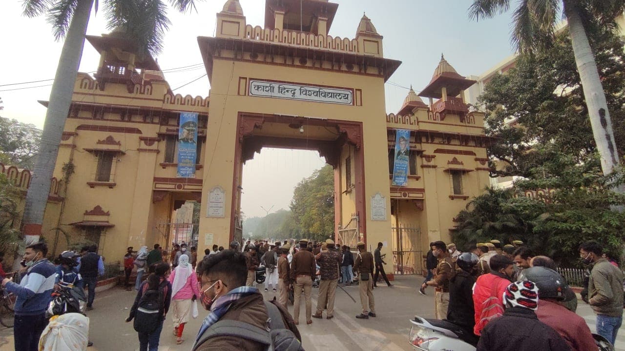 Varanasi News: बीएचयू छात्र धरने पर बैठे, कहा- छात्रों को फर्जी मुकदमे में फंसाकर करियर बर्बाद कर रहे दलाल