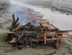 Prayagraj News : कटान के चलते तीन दिनों में रेती में दफन 15 शव निकले बाहर, प्रशासन ने कराया अंतिम संस्कार