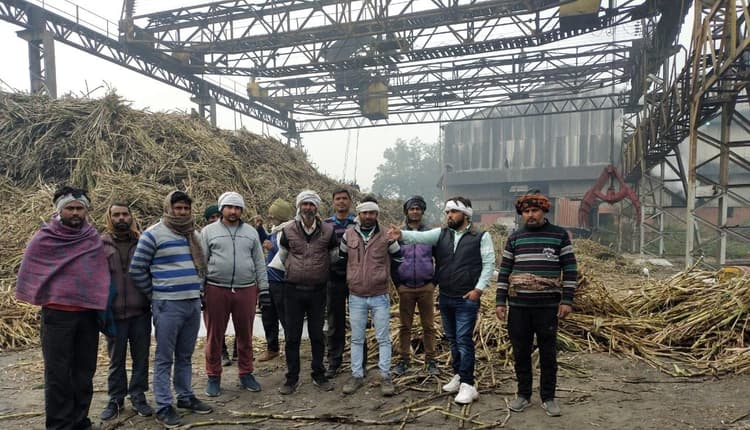 इधर सीएम योगी सरकार का बखान कर रहे थे, उधर दो किमी दूर परेशान था गन्ना किसान