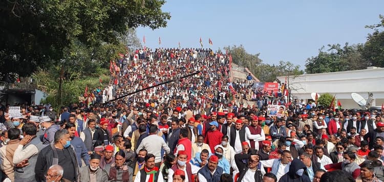 UP Election 2022: अखिलेश यादव की 'वर्चुअल रैली' में जुटे हजारों समर्थक, लखनऊ DM ने दिए जांच के आदेश