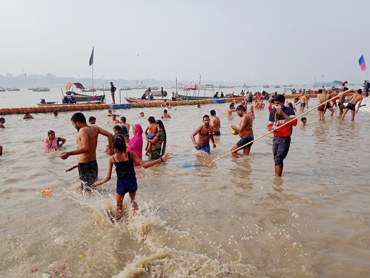 Paush Purnima के दिन माता लक्ष्मी पर 11 कौड़ियां चढ़ाकर हल्दी से करें तिलक,जानें इस दिन के स्नान का महत्व