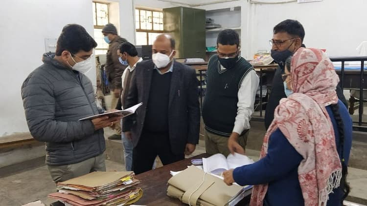 Prayagraj News: चुनाव से पहले एक्शन मोड में डीएम, मुंडेरा मंंडी स्ट्रांग रूम का किया निरीक्षण