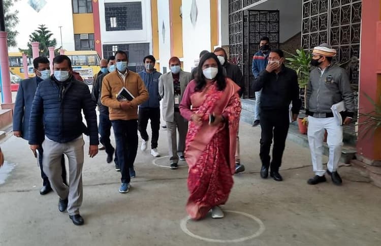 Aligarh News: ईवीएम-वीवीपैट ट्रेंनिग में कुल 452 कर्मी रहे अनुपस्थित, DM ने दिए एफआईआर के आदेश