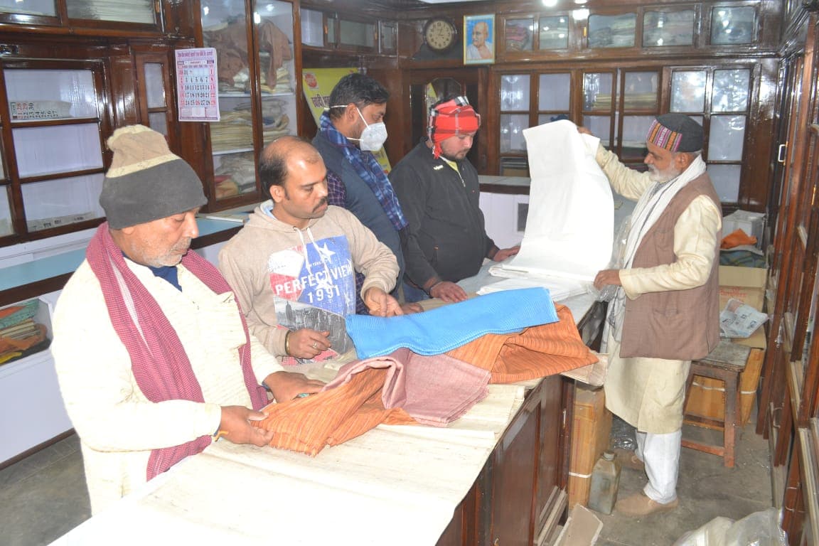 यूपी विधानसभा चुनाव को लेकर गरमाया खादी कपड़ों का बाजार, नेता-कार्यकर्ता जमकर खरीद रहे कपड़े यूपी विधानसभा चुनाव को लेकर गरमाया खादी कपड़ों का बाजार, नेता-कार्यकर्ता जमकर खरीद रहे कपड़े