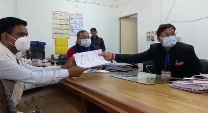 पूर्व IPS असीम अरुण ने कन्नौज सदर सीट से भरा पर्चा, पहली बार लड़ेंगे चुनाव, कितनी आसान होगी राह?