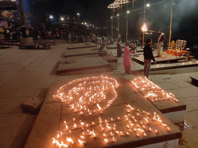 बनारस के दशाश्वमेध घाट पर दी गई लता मंगेशकर को श्रद्धांजलि, गंगा आरती में उनके नाम पर जले दीए