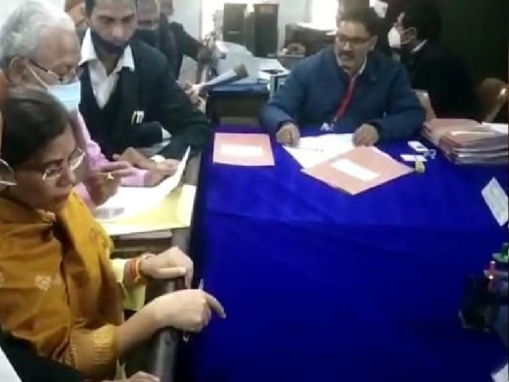 भाजपा छोड़ सपा में आए अमरनाथ मौर्या का शहर पश्चिमी से टिकट कटा, ऋचा सिंह किया नामांकन दाखिल