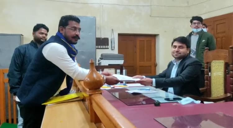 गोरखपुर में UP के मुख्यमंत्री योगी आदित्यनाथ के खिलाफ चंद्रशेखर आजाद ने भरा पर्चा, जीत के किये दावे