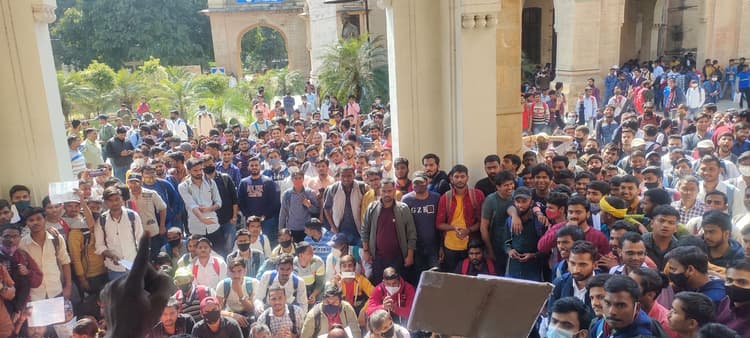 इलाहाबाद विश्वविद्यालय के छात्रों ने परीक्षा नियंत्रक कार्यालय का किया घेराव, ऑनलाइन परीक्षा की मांग