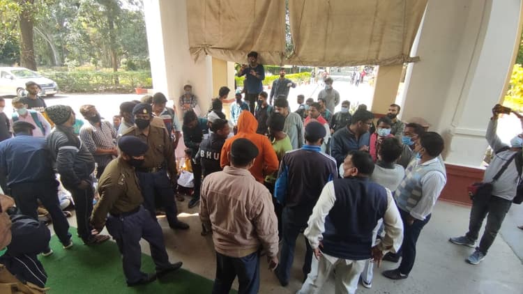 Varanasi News: BHU के छात्रों ने ऑफलाइन क्लासेज का किया विरोध, 72 घंटे से वीसी आवास के सामने दे रहे धरना