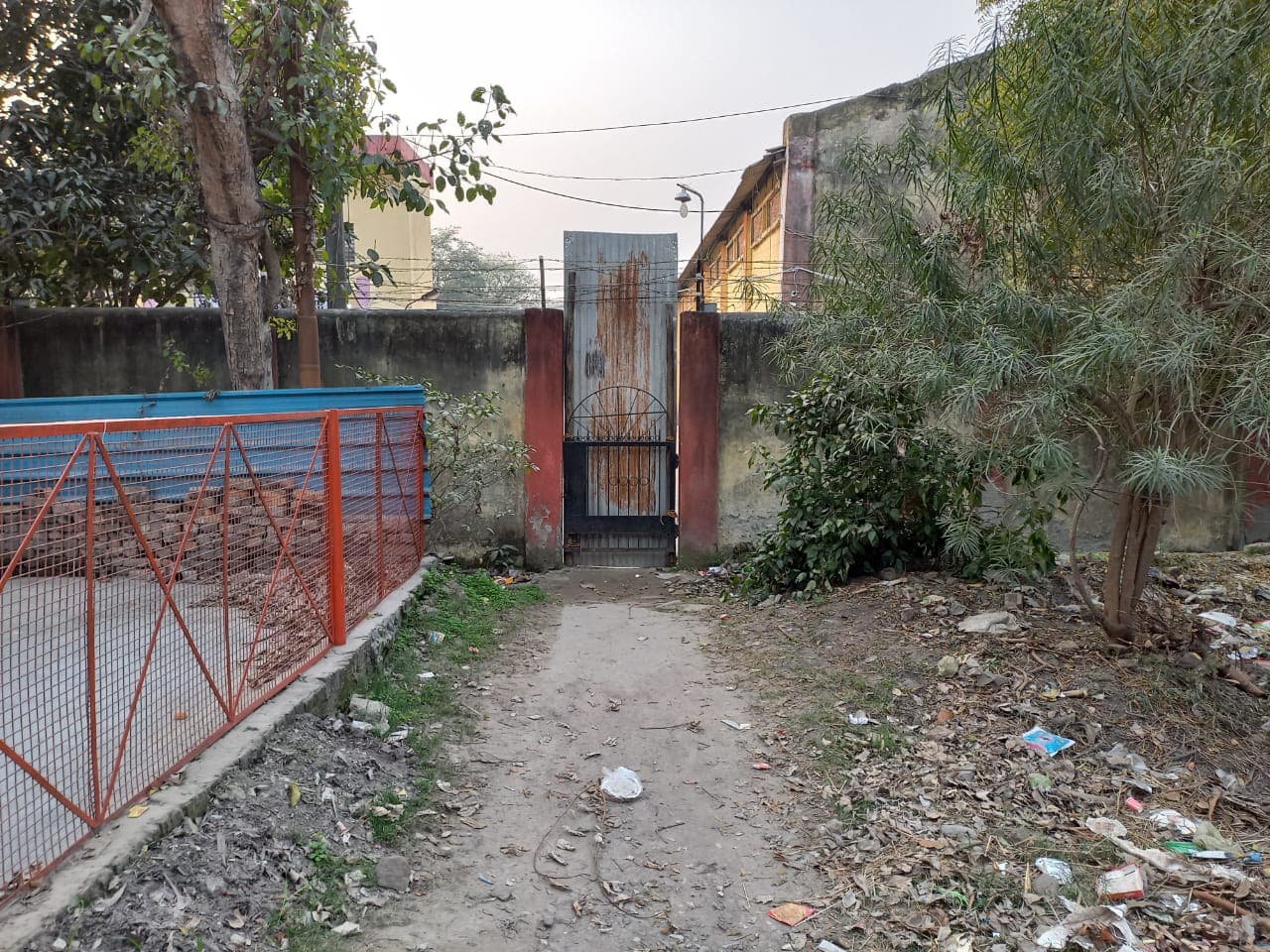 Bareilly News: ईवीएम स्ट्रांग रूम की दीवार के छोटे गेट से हटाई गई टिन की चादर, यह था मामला