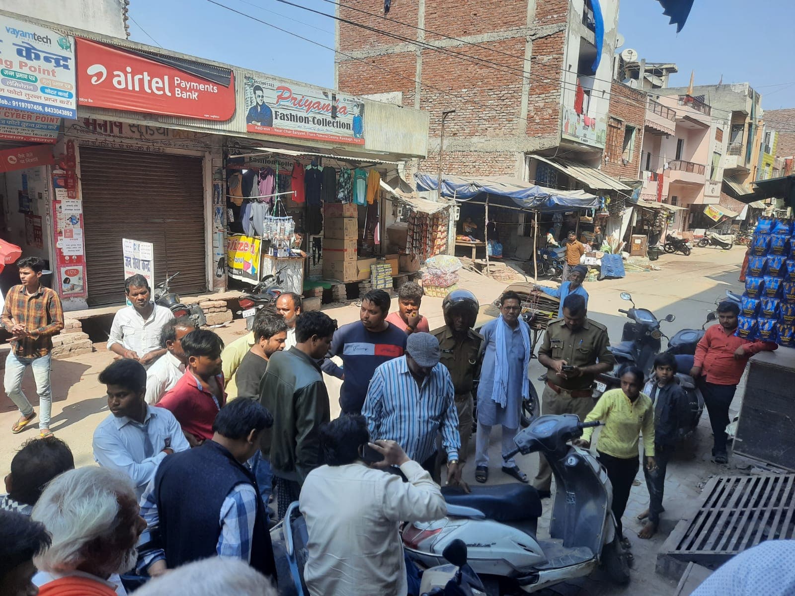 आगरा में कुट्टू का आटा खाने से फूड प्वाइजनिंग का शिकार हुए लोग, पीड़ितों ने दुकान के बाहर किया हंगामा