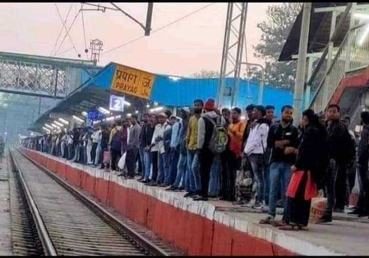 मतदान के लिए निकले छात्रों ने ट्रेन में की नारेबाजी, अखिलेश का तंज,UP में BJP को हटाने के लिए इंकलाब होगा