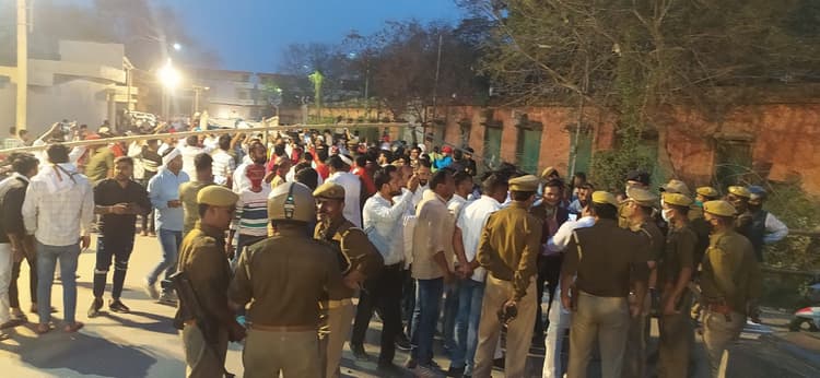 Varanasi News: पहड़िया मंडी से EVM को यूपी कॉलेज ले जाते समय सपाइयों का हंगामा, DM ने कही यह बात