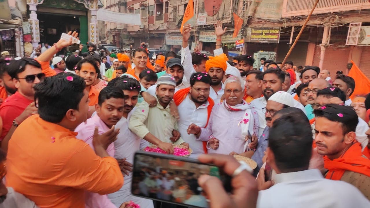 शिव की नगरी काशी में दिखी गंगा-जमुनी तहजीब, राम बारात यात्रा पर मुस्लिमों ने बरसाए फूल, पिलाया पानी