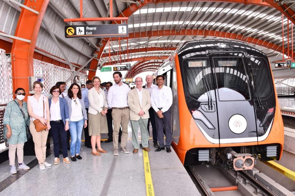 यूरोपियन इन्वेस्टमेंट बैंक की 7 सदस्यीय टीम ने कानपुर मेट्रो का किया दौरा, इन चीजों का किया विश्लेषण यूरोपियन इन्वेस्टमेंट बैंक की 7 सदस्यीय टीम ने कानपुर मेट्रो का किया दौरा, इन चीजों का किया विश्लेषण