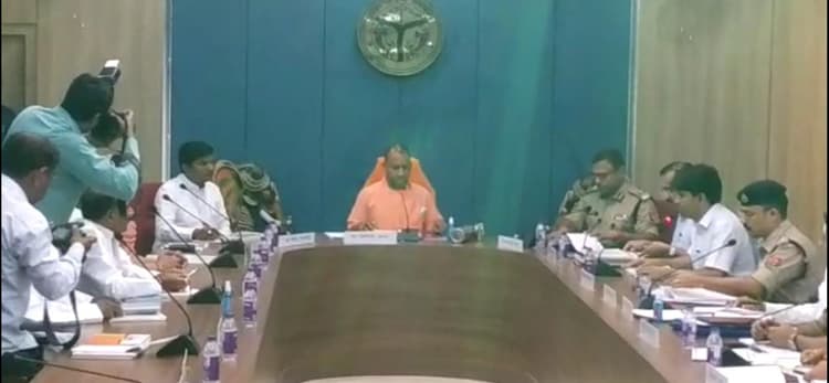 CM योगी ने गोरखपुर मंडल के अधिकारियों और जनप्रतिनिधियों के साथ की समीक्षा बैठक, दिये ये निर्देश