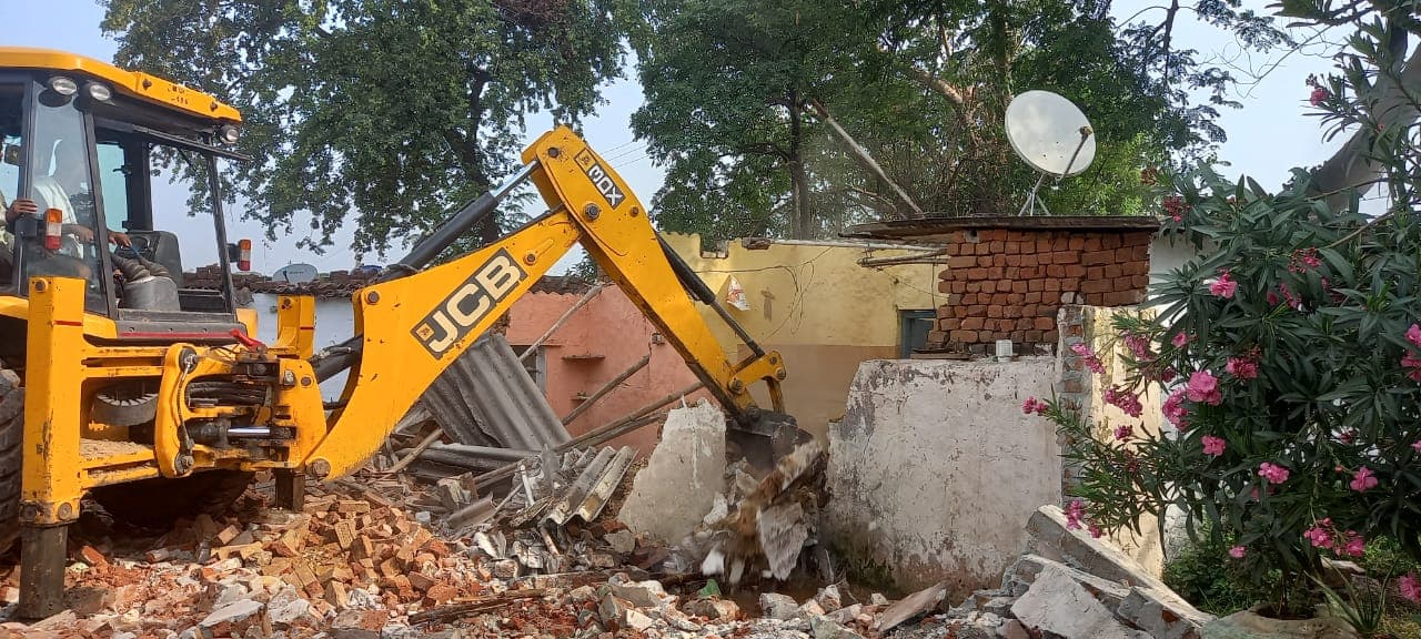 Bokaro : निर्माणाधीन अस्पताल के सामने चला अतिक्रमण हटाओ अभियान, बुल्डोजर चला हटाये गये 20-25 अतिक्रमणकारी